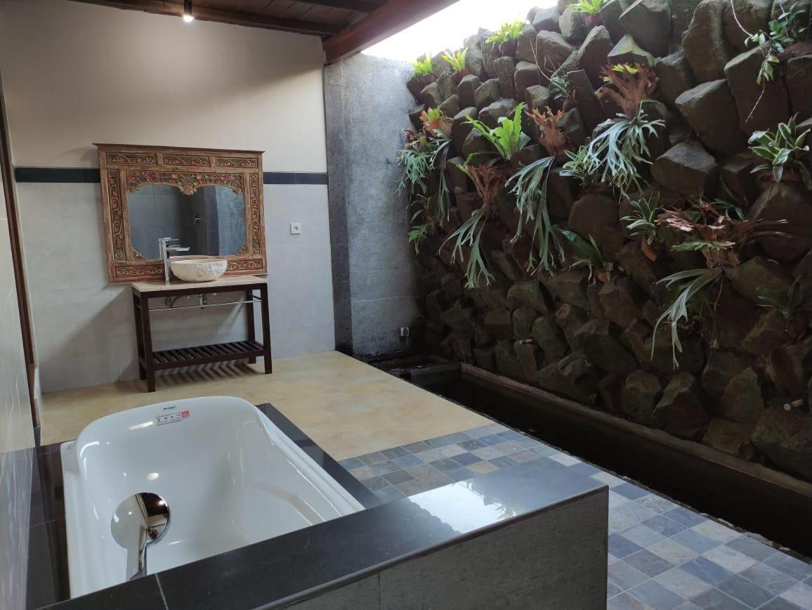 Anggarakasih Ubud Villa エクステリア 写真
